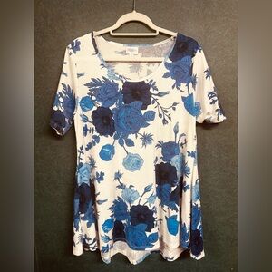NWOT M LuLaRoe Perfect Top - Blue Floral Short Sleeve